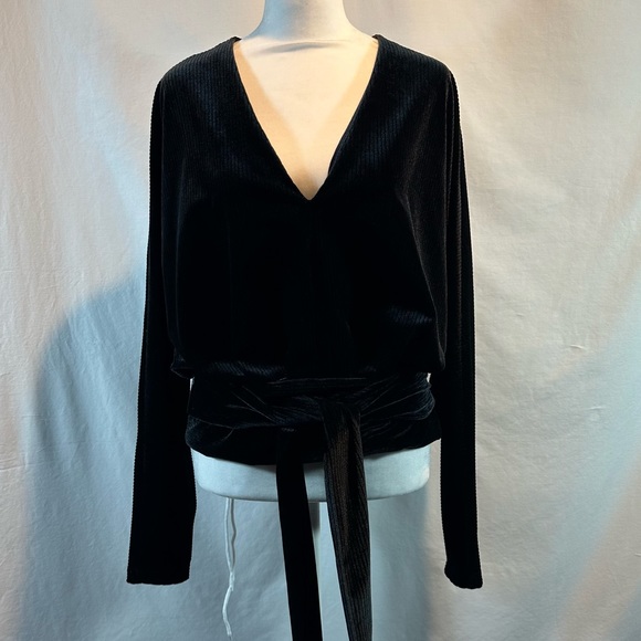 Good American Women’s Velvet Wrap Top Shirt Black Long Sleeve Size 2 - Picture 2 of 8